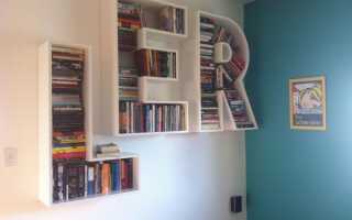 Книжные полки в виде букв в подборке фото