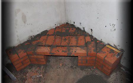 Обкладываем перекрытие дровницы кирпичем