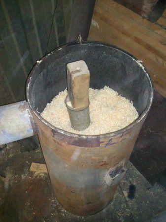 Заполняем печь опилками