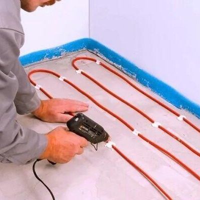 Кабель укладывают змейкой